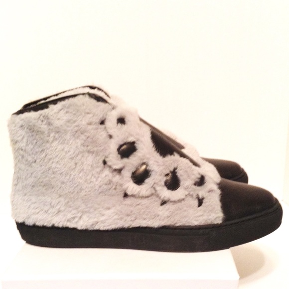 Katy Perry Honey Faux Fur Bear Paw Sneakers - Picture 4 of 8